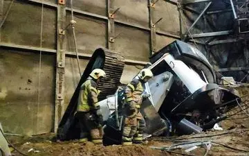 سقوط راننده جرثقیل به داخل گودبرداری به عمق ۳۰ متر/ جان‌باختن فرد ۲۵ ساله + تصاویر 