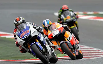 ورزشکاری که در مسابقات موتورسواری حریفش را به طرز عجیبی روی زمین انداخت + فیلم