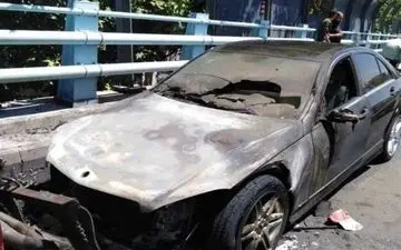 آتش سوزی یک دستگاه خودرو بنز در بزرگراه امام علی