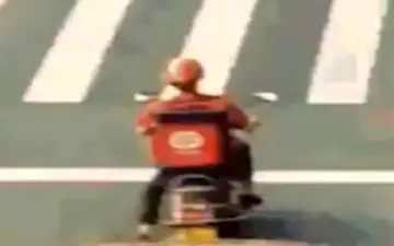 نجات پیدا کردن از تصادف به سبک مرد عنکبوتی + فیلم