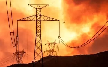 کار بسیار خطرناکی که این افراد برای کسب روزی حلال انجام میدهند+عکس