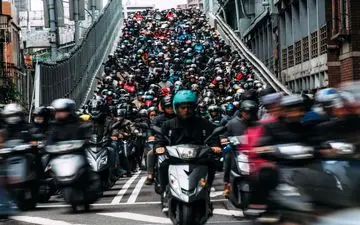  عکس منتخب نشنال جئوگرافیک | آبشار موتور سیکلت