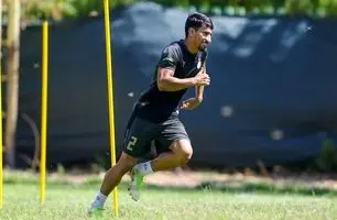 فیلم | درگیری صالح حزدانی و سانچز با جریمه کارت زرد داور روبرو شد 