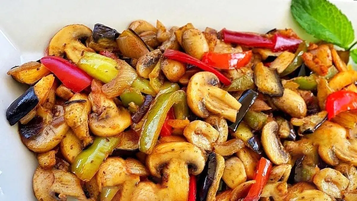 طرز تهیه خوراک قارچ و بادمجان مخصوص گیاه‌خواران