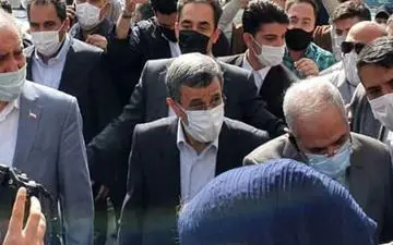 
فیلم/ بالا رفتن احمدی‌نژاد از نرده‌ها برای پاسخ به ابراز احساسات هوادارانش