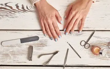 چطوری لاک ژلیش ناخنمان را در خانه برداریم؟
