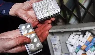 دوربین مخفی از دلالی و خرید و فروش دارو روبروی داروخانه‌ها!+فیلم