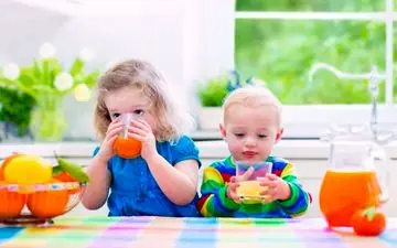 هشدار به والدین؛دادن این خوراکی ها به کودکان زیر یک سال ممنوع!