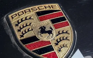 کشتی حامل هزاران خودروی لوکس در اقیانوس اطلس آتش گرفت