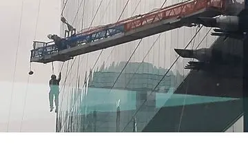 اتفاق وحشتناکی که برای کارگران شیشه پاک‌ کن‌ رخ داد