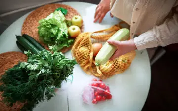 ۱۰ ماده مفید غذایی برای کسانی که آب کمی می‌نوشند