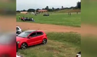 صحنه عجیب در فوتبال آفریقا/ماشینی که فوتبالیست زیر میگیرد