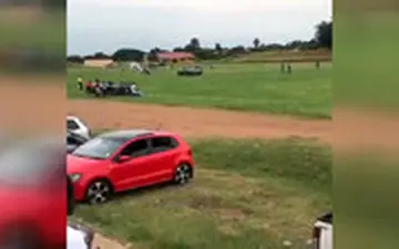 صحنه عجیب در فوتبال آفریقا/ماشینی که فوتبالیست زیر میگیرد