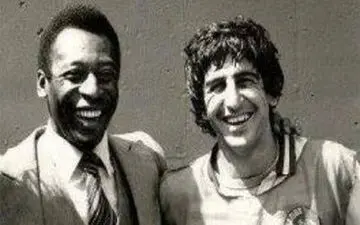 تصویری بسیار جالب از جدال ستاره سابق استقلال با بهترین بازیکن تاریخ فوتبال+عکس