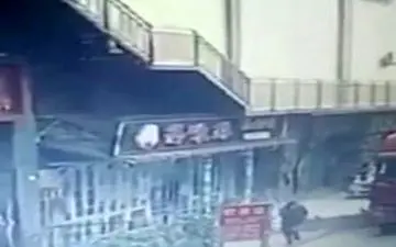 مرگ ناگهانی دو عابرپیاده زیر دیوارهای بتنی + فیلم 