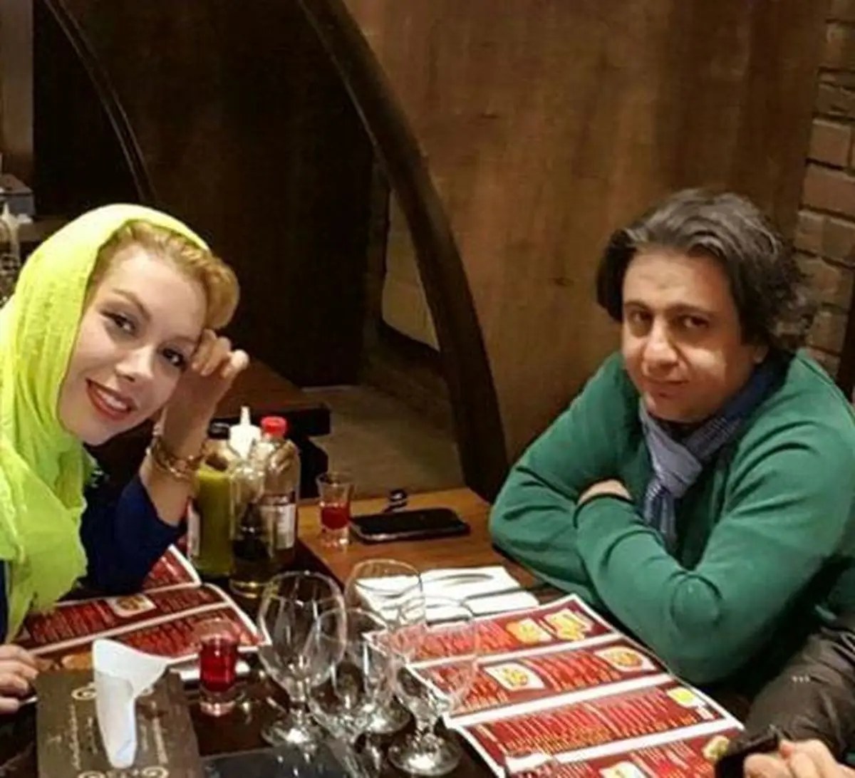 عکس دونفره مرحوم افشین یداللهی" با همسرش در یک رستوران