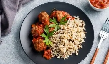 بررسی علمی یک باور: برنج قهوه‌ای مفیدتر از برنج سفید است؟ + جدول تغذیه ای هر پیمانه برنج سفید و قهوه ای