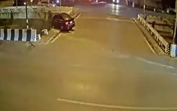 افتادن یک خودرو به داخل رودخانه پس از تصادف + فیلم 