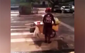 دستفروشی که برای کارش از فاضلاب استفاده می‌کند! + فیلم