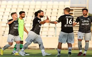 
 تراکتور رقیب تدارکاتی اش را درهم کوبید