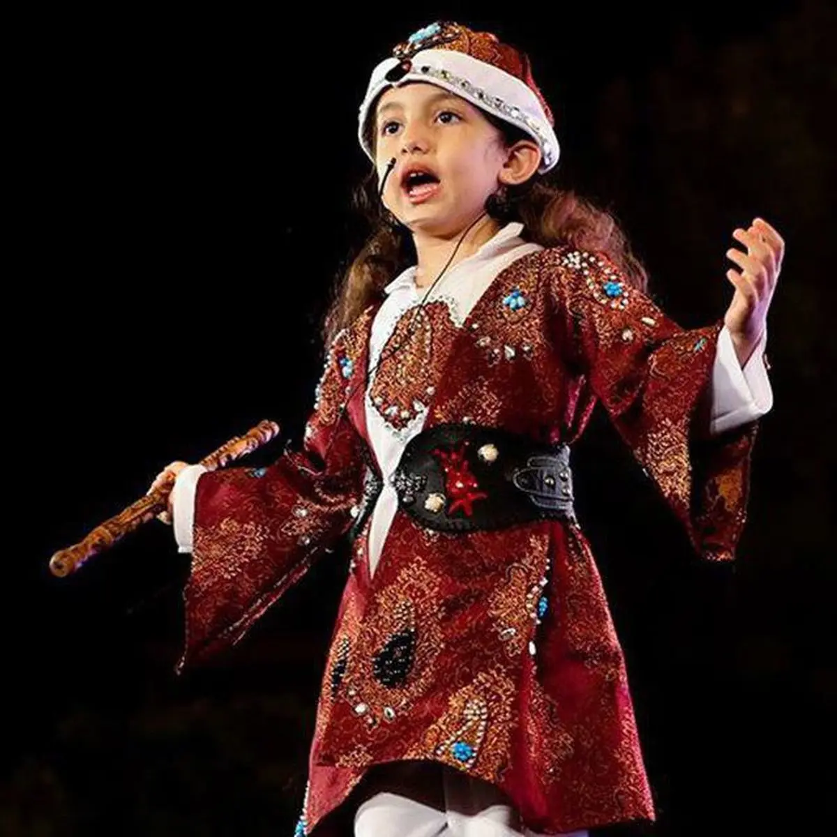  نشان و دیپلم افتخار مسابقه ی بین المللی«لوئی فرانسوا» برسینه دختر خردسال کرمانشاهی+عکس