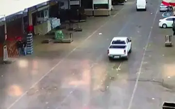 انفجار غیرمترقبه کانال فاضلاب در خیابان + فیلم 