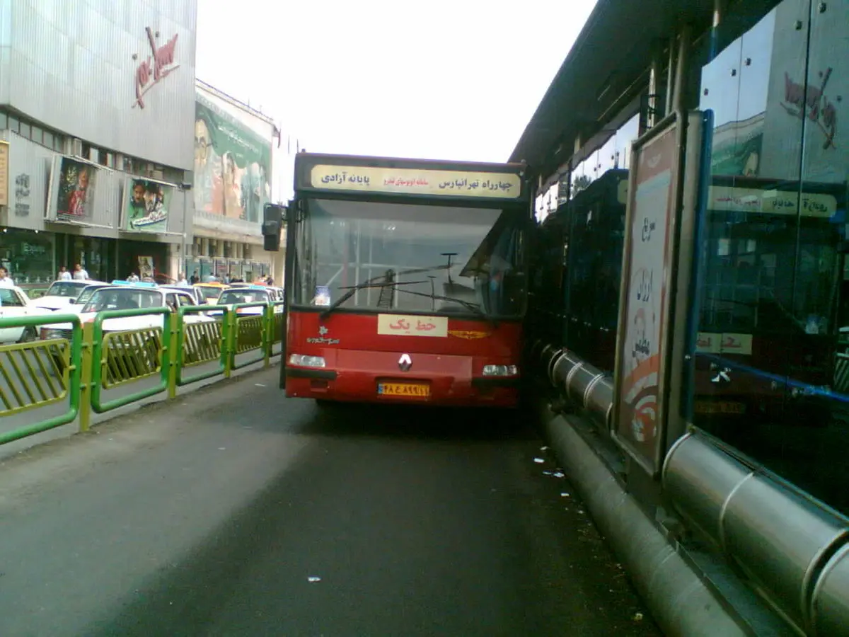 تصادف در ایستگاه اتوبوس بی‌ آر تی/ برخورد آمبولانس با اتوبوس‌های متوقف در ایستگاه