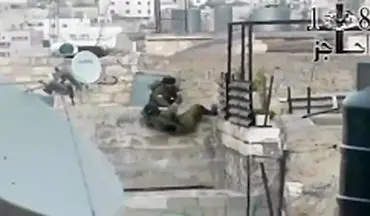 ناتوانی سرباز صهیونیست برای بالا رفتن از دیوار کوتاه +فیلم 