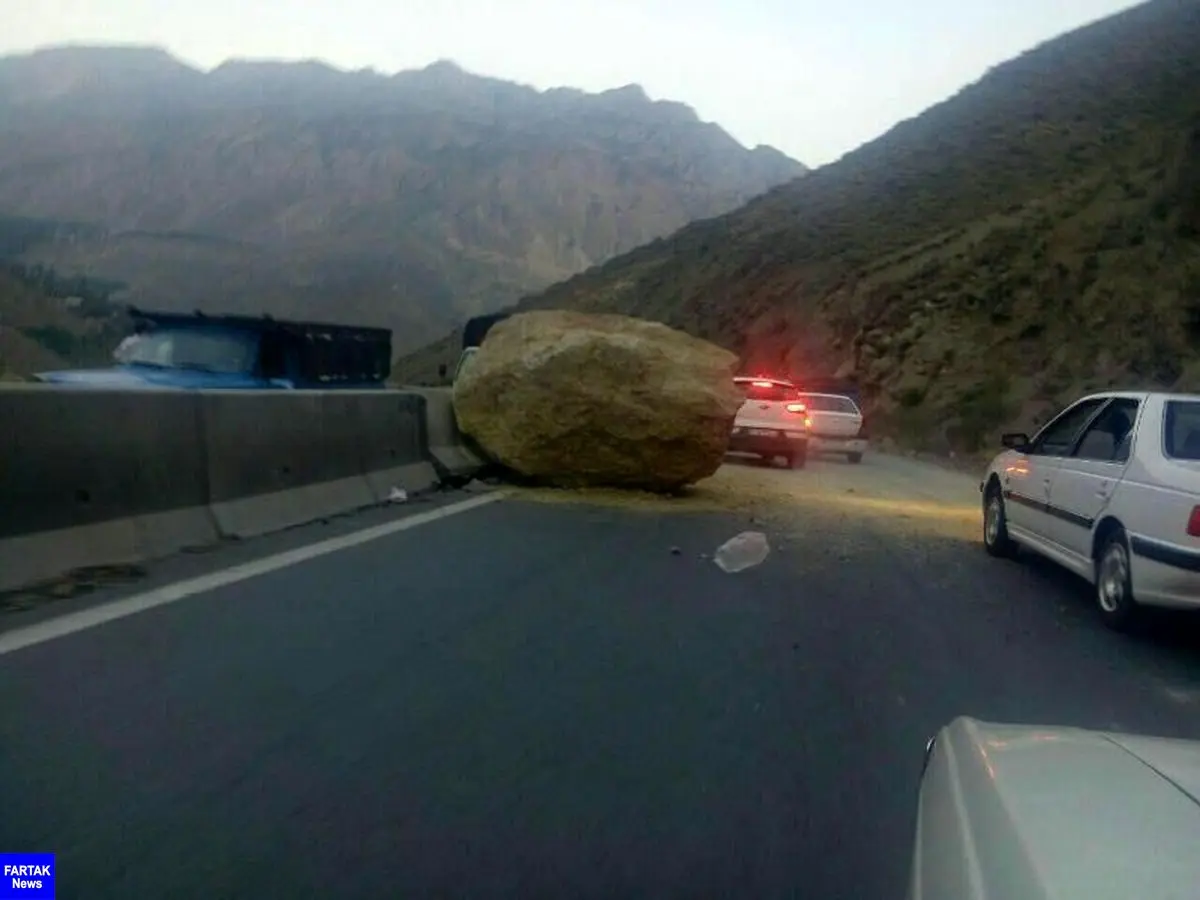 احتمال سقوط سنگ در جاده کرج - چالوس /مسافران در حاشیه جاده توقف نکنند