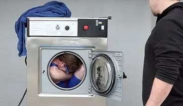 مردی در لباسشویی خود را شست!