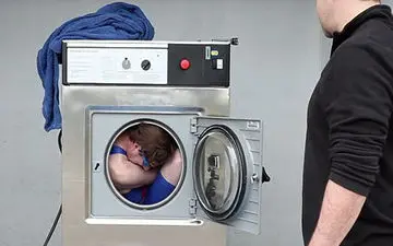 مردی در لباسشویی خود را شست!