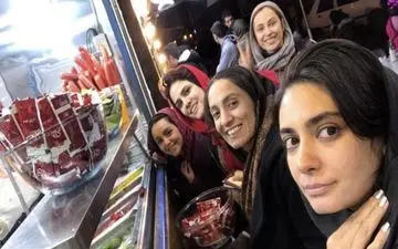 تیپ لیندا کیانی و دوستانش در یک فلافل فروشی