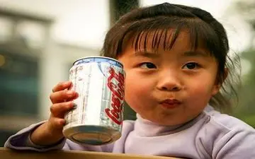 چرا نوشیدن مستقیم از قوطی نوشابه شما را میکشد؟