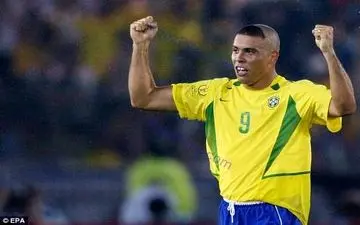 عکس/بلایی که رونالدو بر سر یک‌جوان آورد