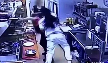 حمله ناگهانی مشتری سفیدپوش به سرآشپز خانم +فیلم 