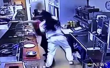 حمله ناگهانی مشتری سفیدپوش به سرآشپز خانم +فیلم 