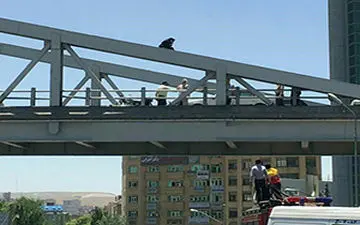 لحظه اقدام به خودکشی دختر جوان از روی پل هوایی+ فیلم