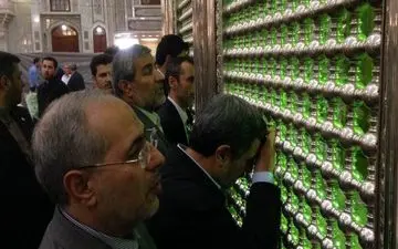 عکس/ احمدی نژاد و همراهانش در حرم امام خمینی (ره)