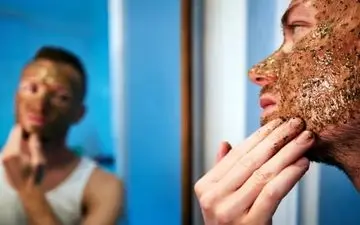 چه زمانی باید پوست را لایه‌برداری کنیم؟ قبل یا بعد از اصلاح؟