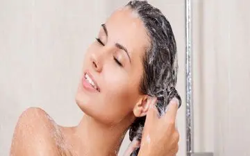 شامپو زدن روزانه یا هفتگی؛ کدام برای موهای شما بهتر است؟