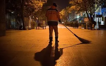 این مرد دکترای عمران دارد ولی در کرمانشاه رفتگر است