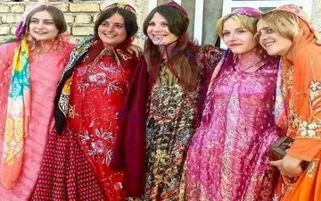 عکس/ لباس زیبای محلی زنان گردشگر فرانسوی