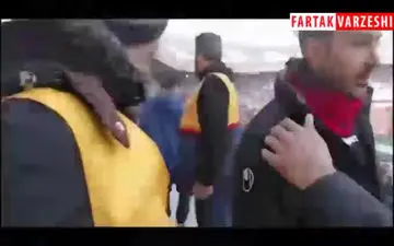 
حضور امید عالیشاه در کنار محمد انصاری‌فرد در جایگاه ویژه