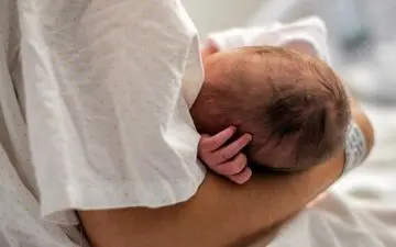 دلیل شیرنداشتن یک سینه و شیرخوردن نوزاد از یک سینه