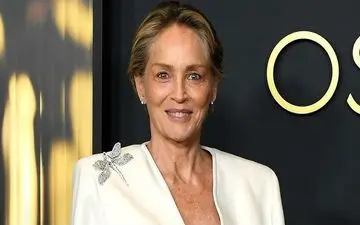 شارون استون، نمونه‌ای از زیبایی بی‌نیاز از هفت قلم آرایش!
