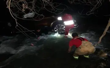 سقوط BMW به داخل رودخانه کرج