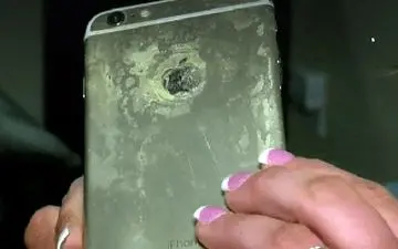 وحشت راننده از آتش گرفتن موبایل خود+فیلم