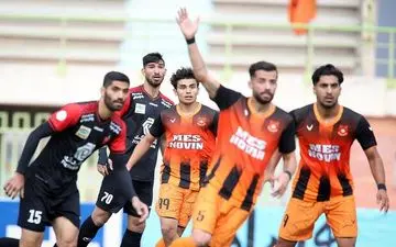 سرمربی پرسپولیس به مهاجم جدید بازی می‌دهد