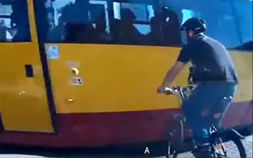 برخورد دردناک دوچرخه با قطار + فیلم