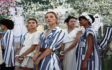 آغاز هفته مد لندن با نمایشی از طراح لباس سابق دایانا + فیلم
